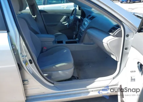 2010 Toyota Camry Le z USA, uszkodzony, nr VIN 4T4BF3EK1AR039193